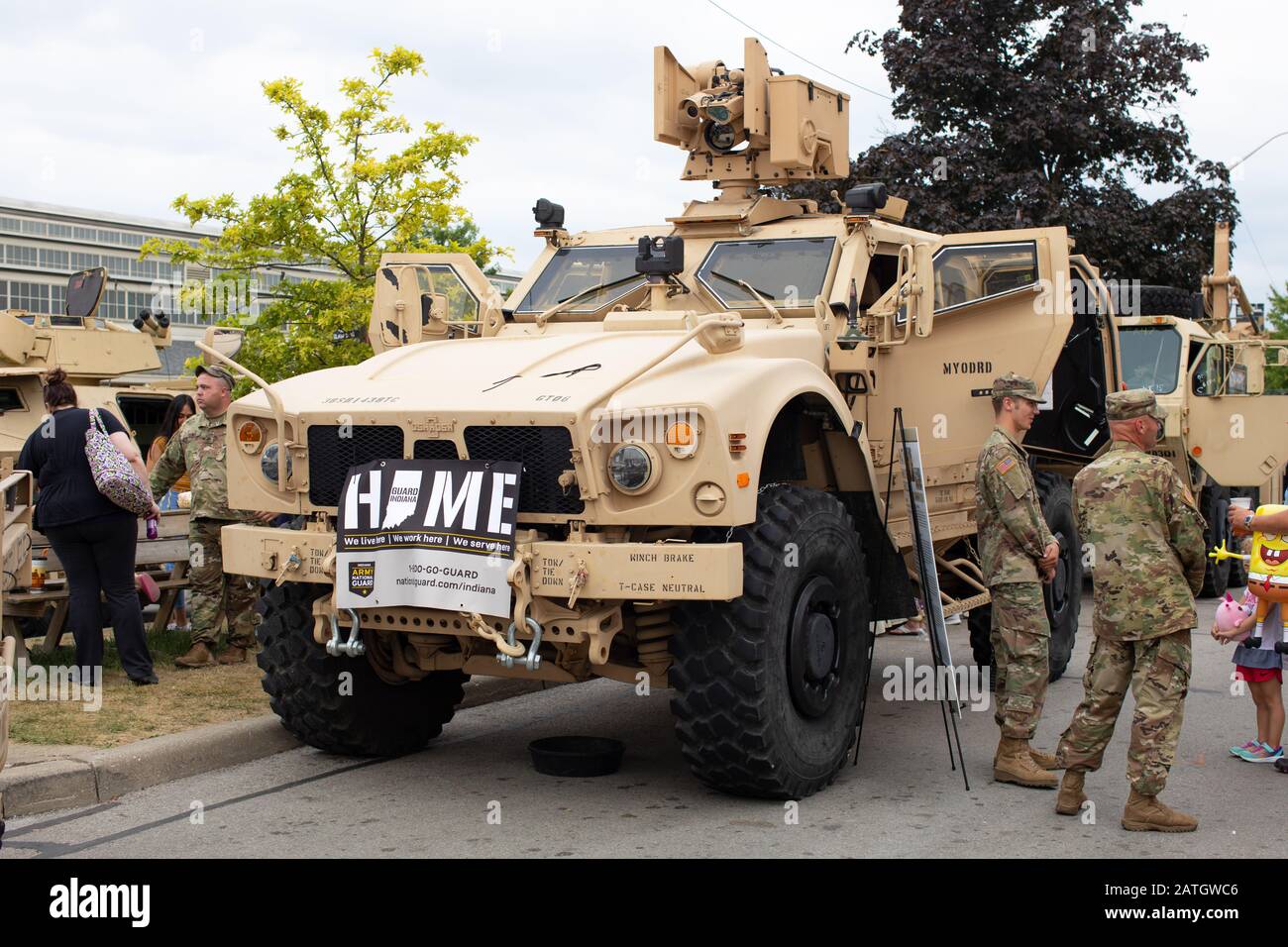Indianapolis, Indiana, Stati Uniti - 16 agosto 2019: National Guard Expo, membri della Guardia Nazionale che espone un veicolo militare M-ATV Oshkosh a civile Foto Stock