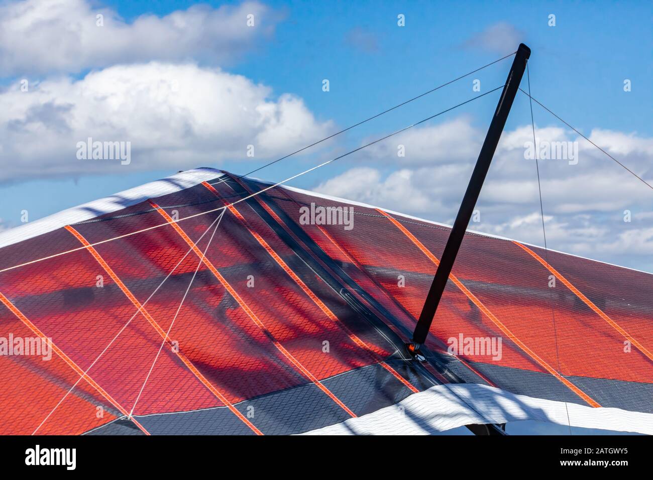 Appendere gli alianti pronti al volo. Stile di vita estremo. Parapendio sulla collina. Delta piano parcheggiato a terra. Sport dell'aria Foto Stock