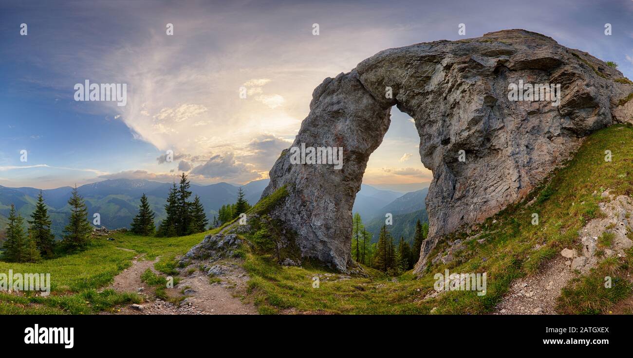 Rock finestra in paesaggio di montagna Foto Stock