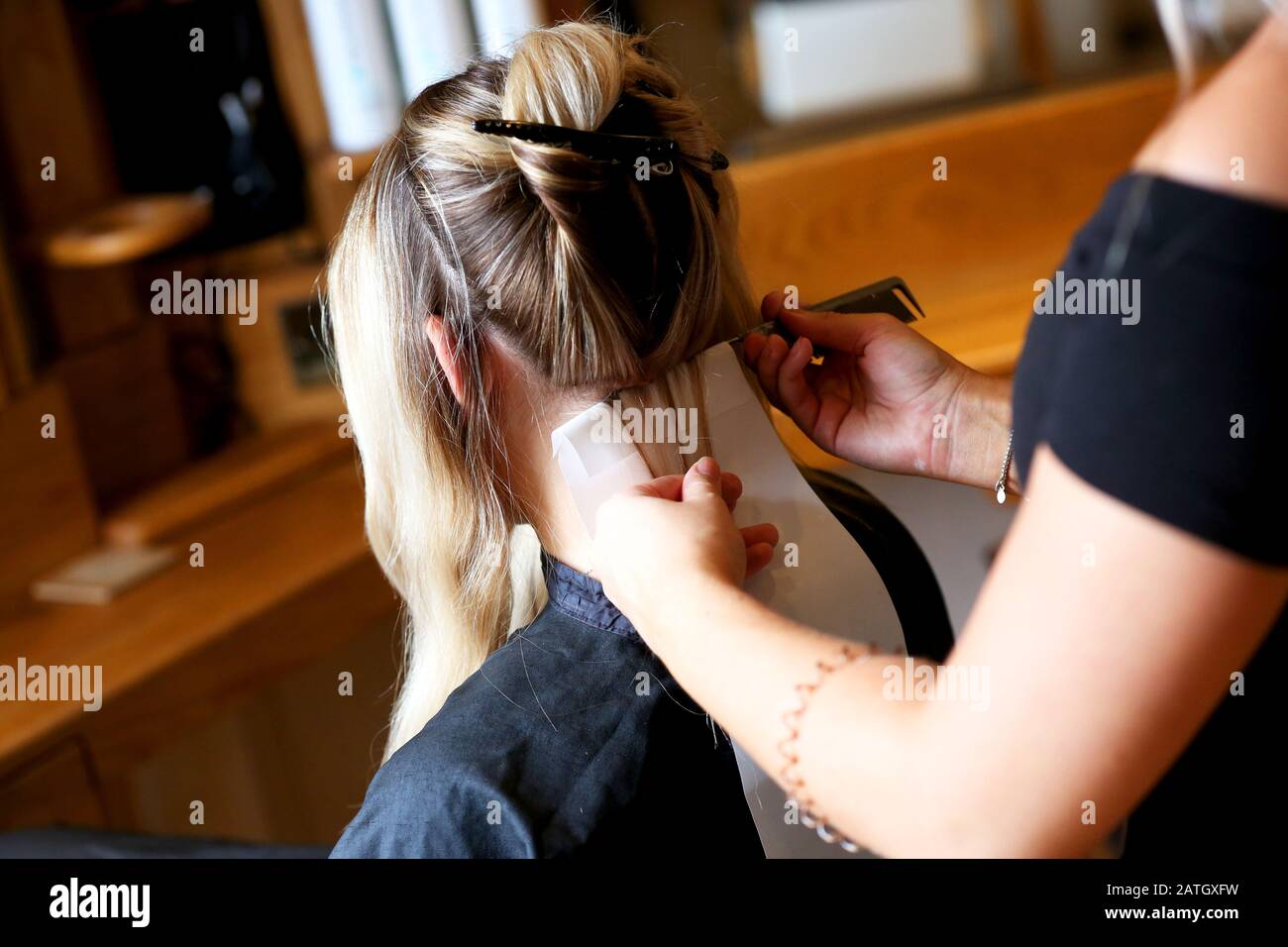 Una signora che ha i suoi capelli tinti in un parrucchiere a Chichester, Sussex occidentale, Regno Unito. Foto Stock