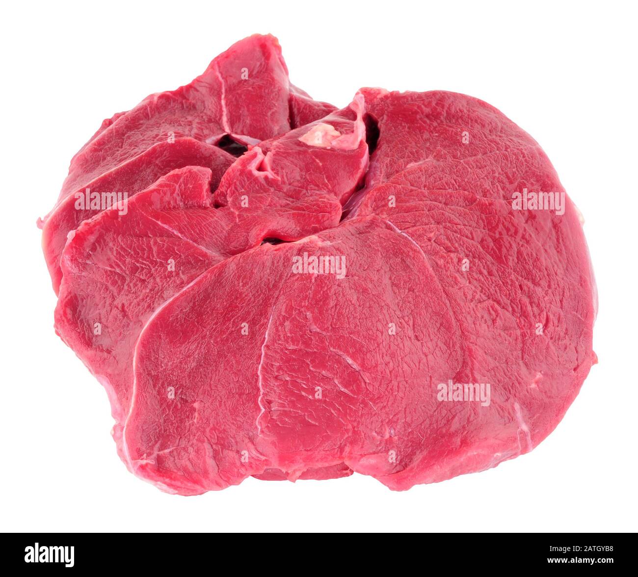 Bistecche di carne di cervo cruda isolate su uno sfondo bianco Foto Stock