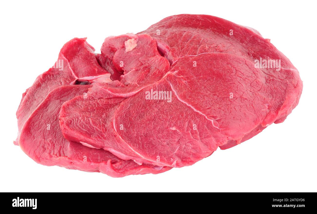Bistecche di carne di cervo cruda isolate su uno sfondo bianco Foto Stock