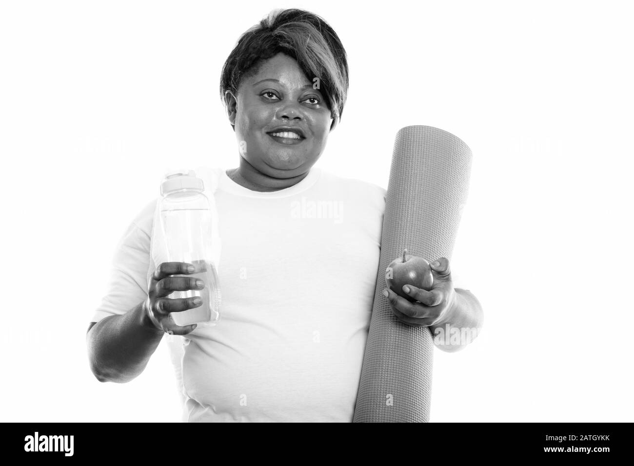 Studio shot di donna africana in sovrappeso pronto per la palestra Foto Stock