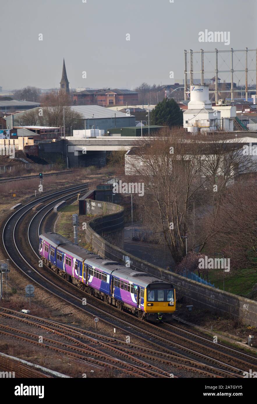Arriva Northern rail classe 142 pacer e classe 150 treni sprinter che si avvicinano a Salford Central, Manchester UK Foto Stock