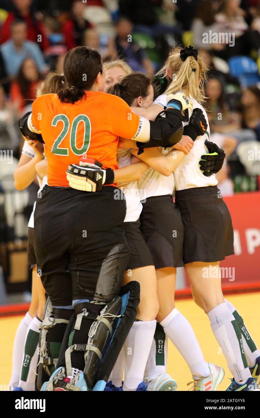 Londra, Regno Unito. 2nd Feb, 2020. Jaffa Super 6'S - Copper Box Arena Queen Elizabeth Olympic Park, Londra, Regno Unito. 2nd febbraio 2020. I compagni di squadra di Buckingham celebrano la vittoria finale della finale del Campionato femminile del Jaffa Super 6 Foto Stock Londra, Regno Unito. 2nd Feb, 2020. Jaffa Super 6'S - Copper Box Arena Queen Elizabeth Olympic Park, Londra, Regno Unito. 2nd febbraio 2020. I compagni di squadra di Buckingham celebrano la vittoria finale della finale del Campionato femminile del Jaffa Super 6 Foto Stock