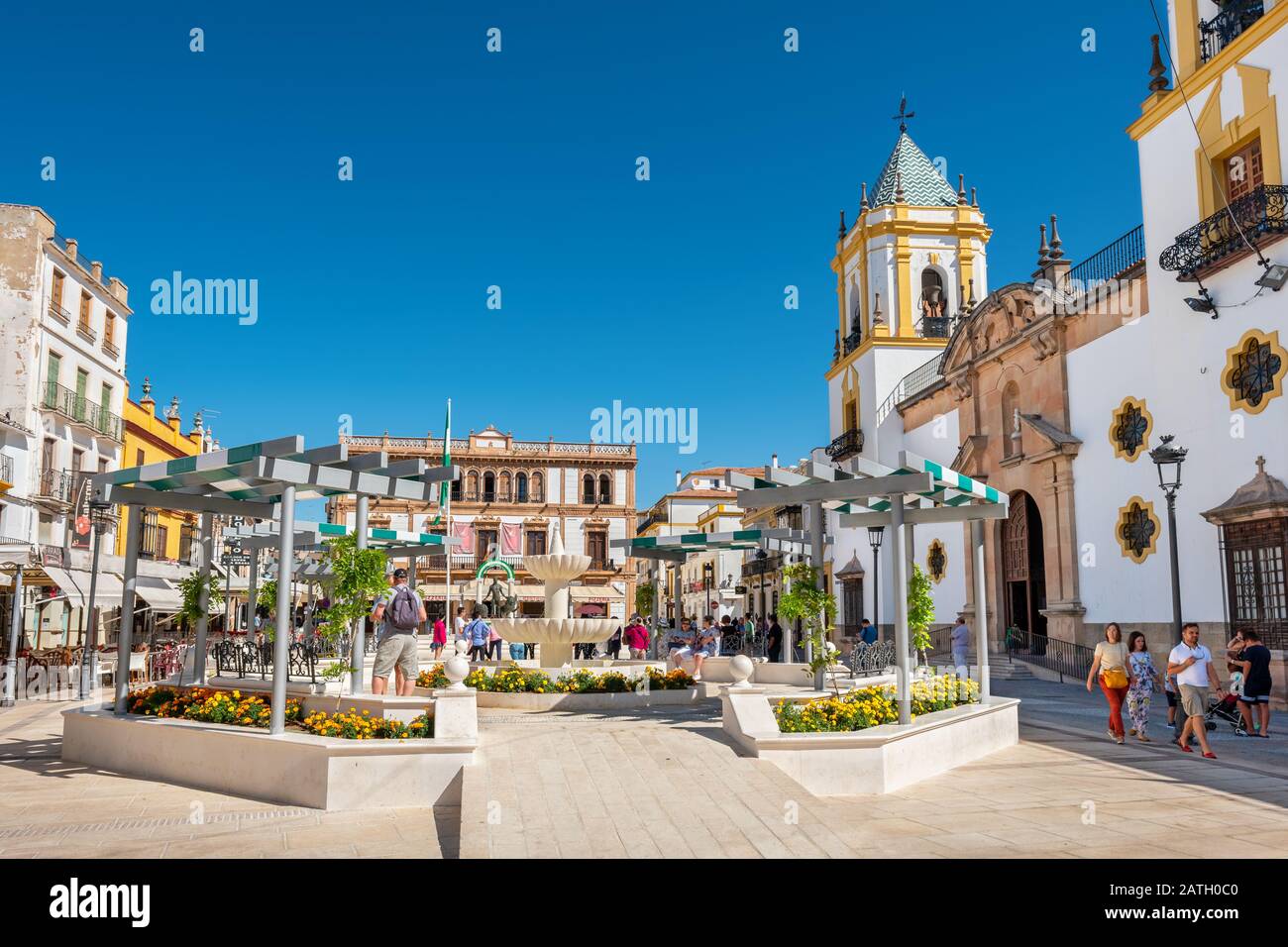 Nuestra Senora churh sulla piazza Plaza del Socorro a Ronda. Andalusia, Spagna Foto Stock