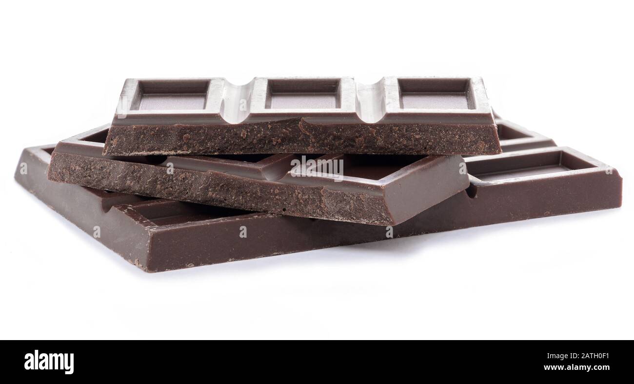 Alcuni pezzi di cioccolato nero si chiudiano su sfondo bianco Foto Stock
