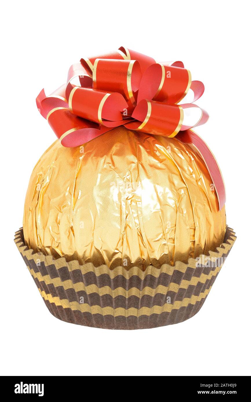 Grande oro carta cioccolato caramella rosso arco sfondo bianco Foto Stock