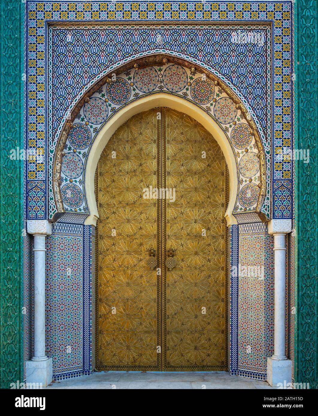 Porta Golden Palace con decorazioni ornamentali a Fes, Marocco Foto Stock