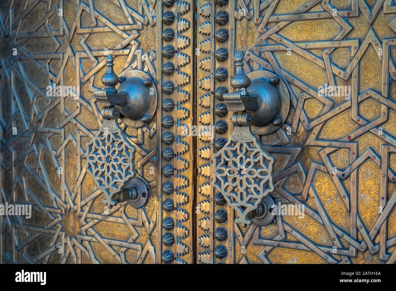 Porte ornamentali knockers su porte dorate a Fes, Marocco Foto Stock