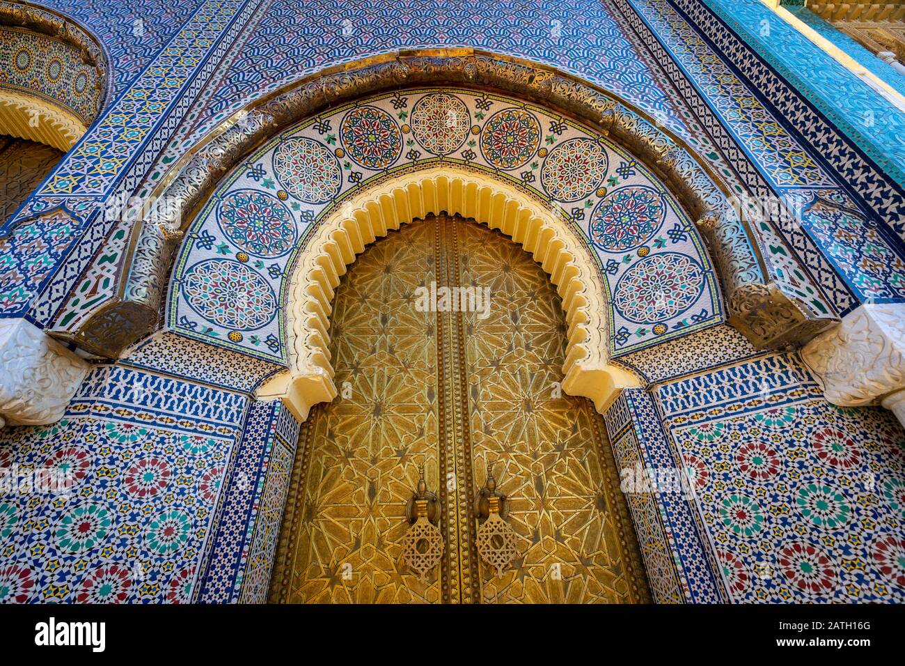 Porta Golden Palace con decorazioni ornamentali a Fes, Marocco Foto Stock