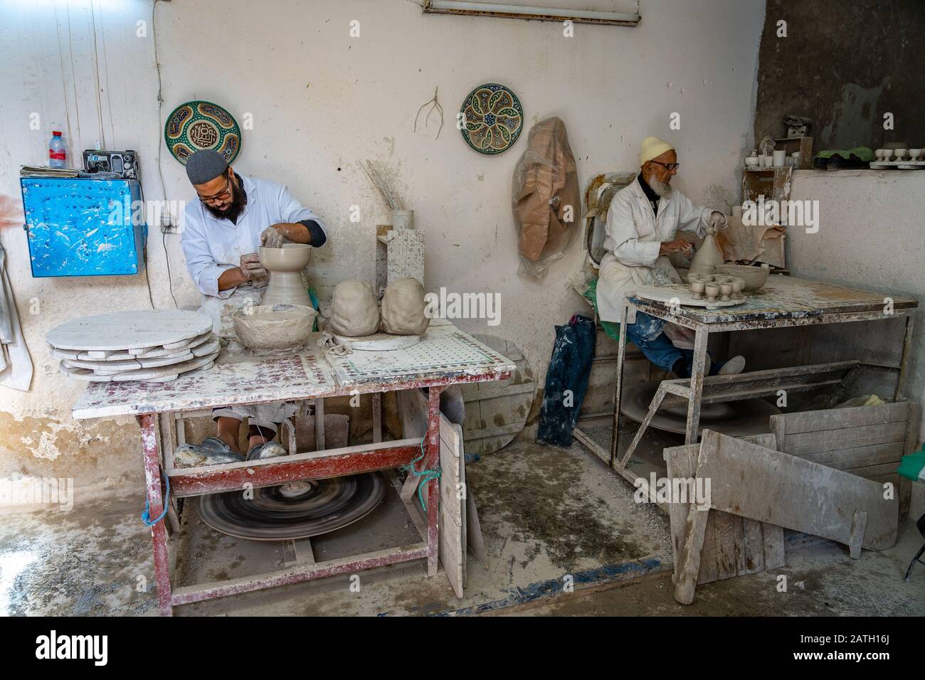Fes, Marocco - Artigiani che producono vasi di argilla utilizzando la vecchia tecnologia Foto Stock