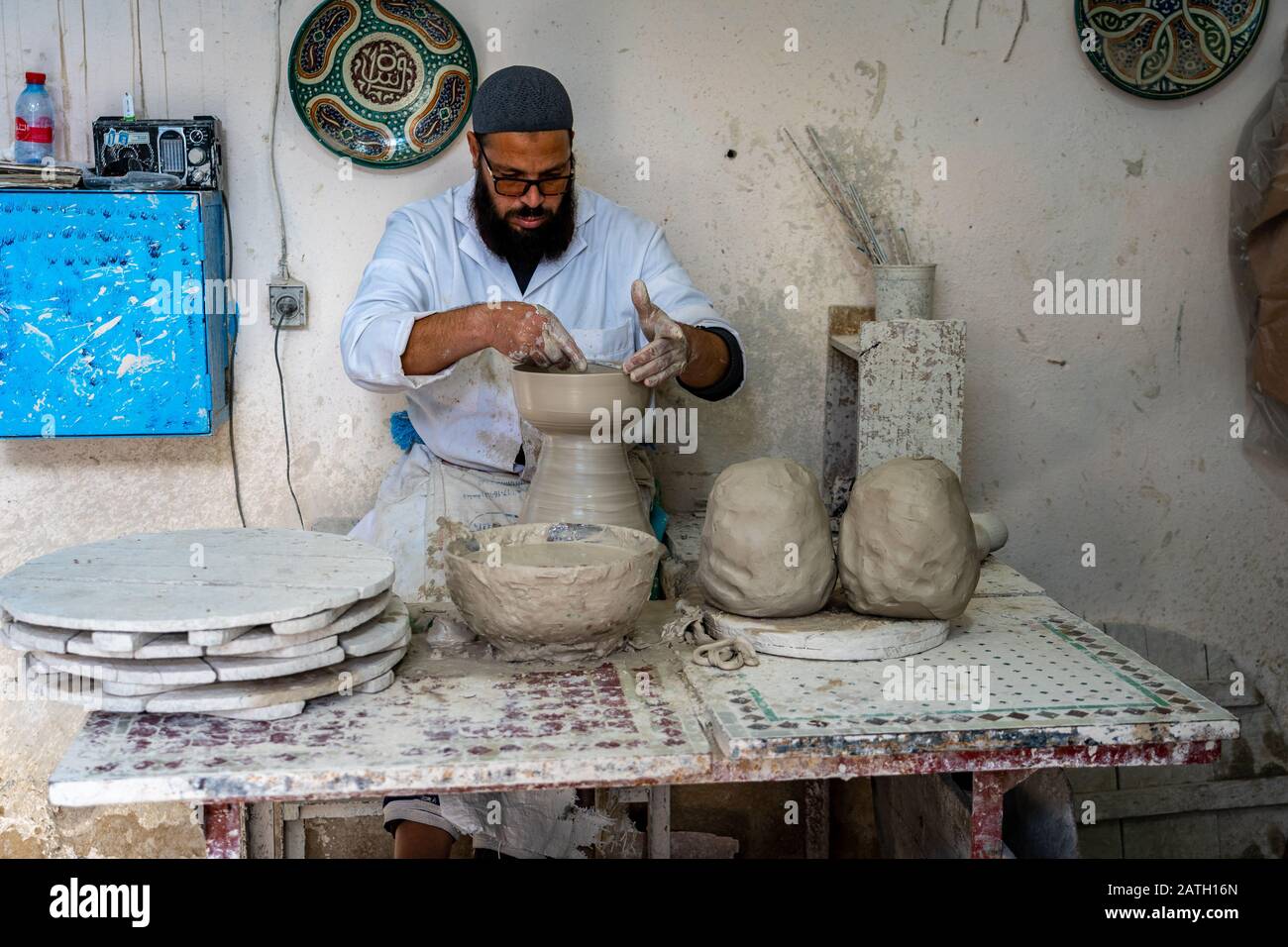 Fes, Marocco - Craftsman che fa pentole di creta usando vecchia tecnologia Foto Stock