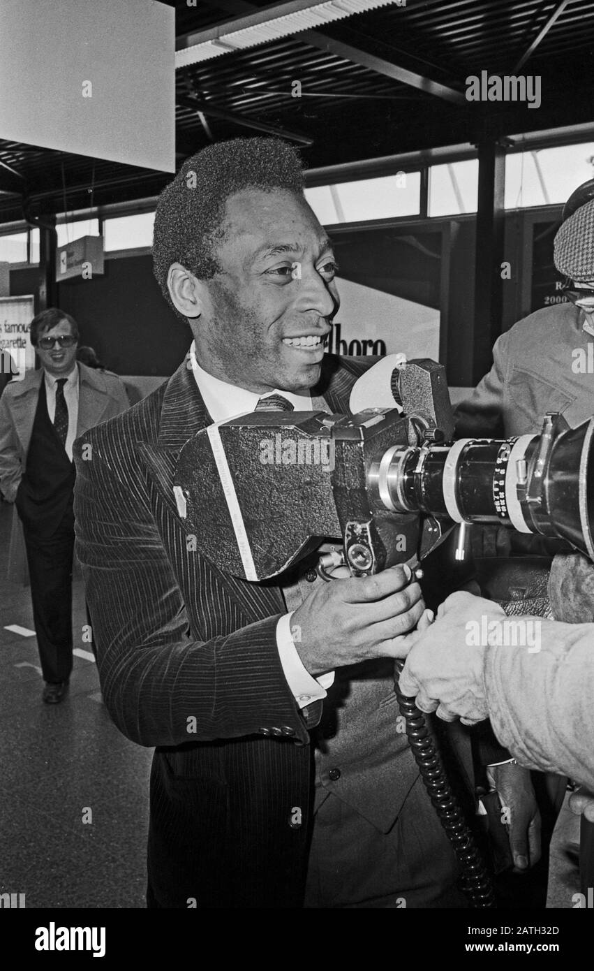 Pele, brasilianischer Fußballspieler, bei der Ankunft am Flughafen Hamburg, Deutschland 1981. Calciatore brasiliano Pele all'arrivo all'aeroporto di Amburgo, Germania 1981. Foto Stock