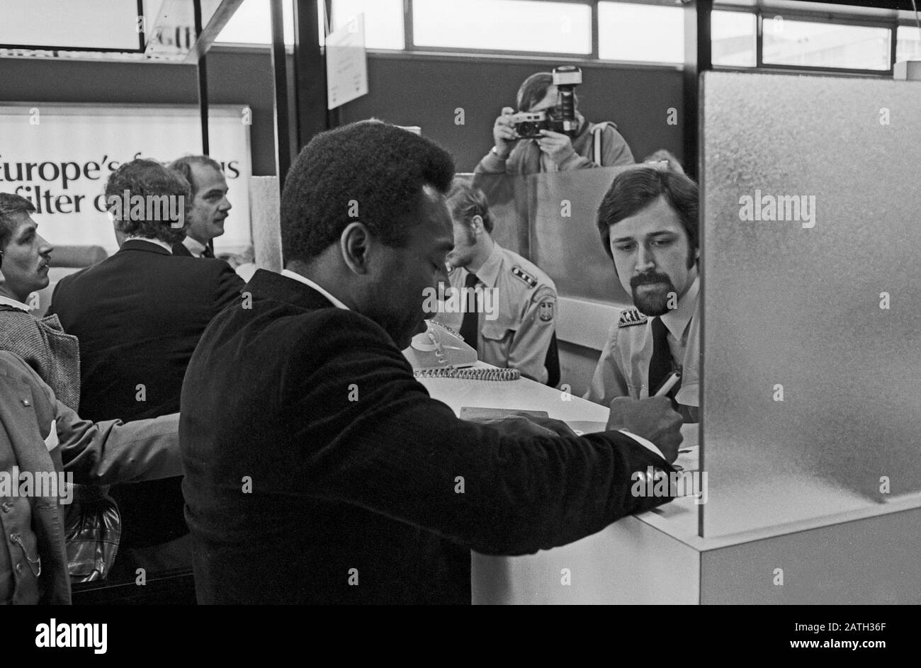 Pele, brasilianischer Fußballspieler, bei der Passkontrolle am Flughafen Hamburg, Deutschland 1981. Il calciatore brasiliano Pele ottiene il passaporto controllato dopo aver lasciato l'aereo Lufthansa all'aeroporto di Amburgo, Germania 1981. Foto Stock