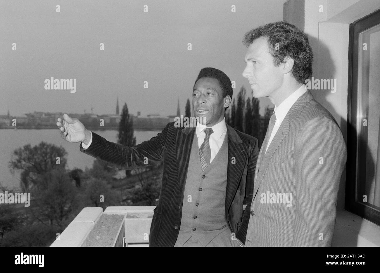 Pele, brasilianischer Fußballspieler, mit Franz Beckenbauer ad Amburgo, Deutschland 1981. Calciatore brasiliano Pele con Franz Beckenbauer ad Amburgo, Germania 1981. Foto Stock