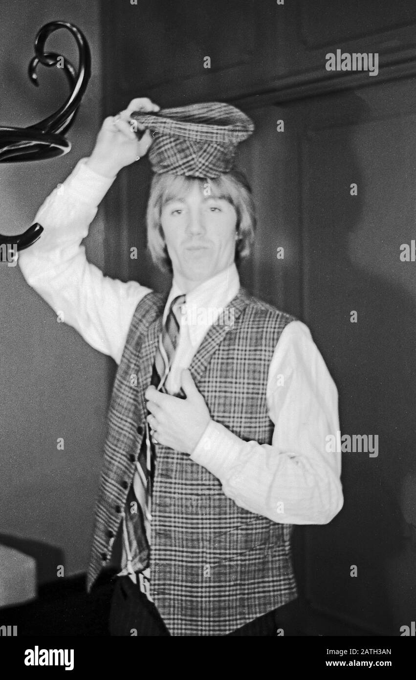 Ian Tich Amey, Gitarrist der britischen Rockgruppe 'Ave Dee, Dozy, Beaky, Mick & Tich', beim Posieren mit einem Garderobenständer ad Amburgo, Deutschland um 1970. Guitarrist Ian Tich Amey della rock band inglese 'Dave Dee, Dozy, Beaky, Mick & Tich' in posa con un coatrack ad Amburgo, in Germania, intorno al 1970. Foto Stock
