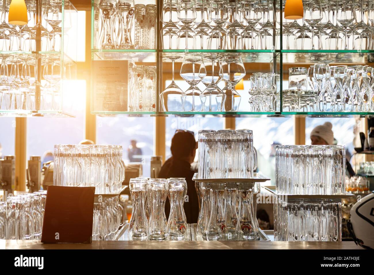 Ischgl,Austria - Gennaio 10th, 2020: Parete di molti bicchieri vuoti di vino e birra trasparente su ripiano di vetro al ristorante di montagna nella zona di Idalp Foto Stock