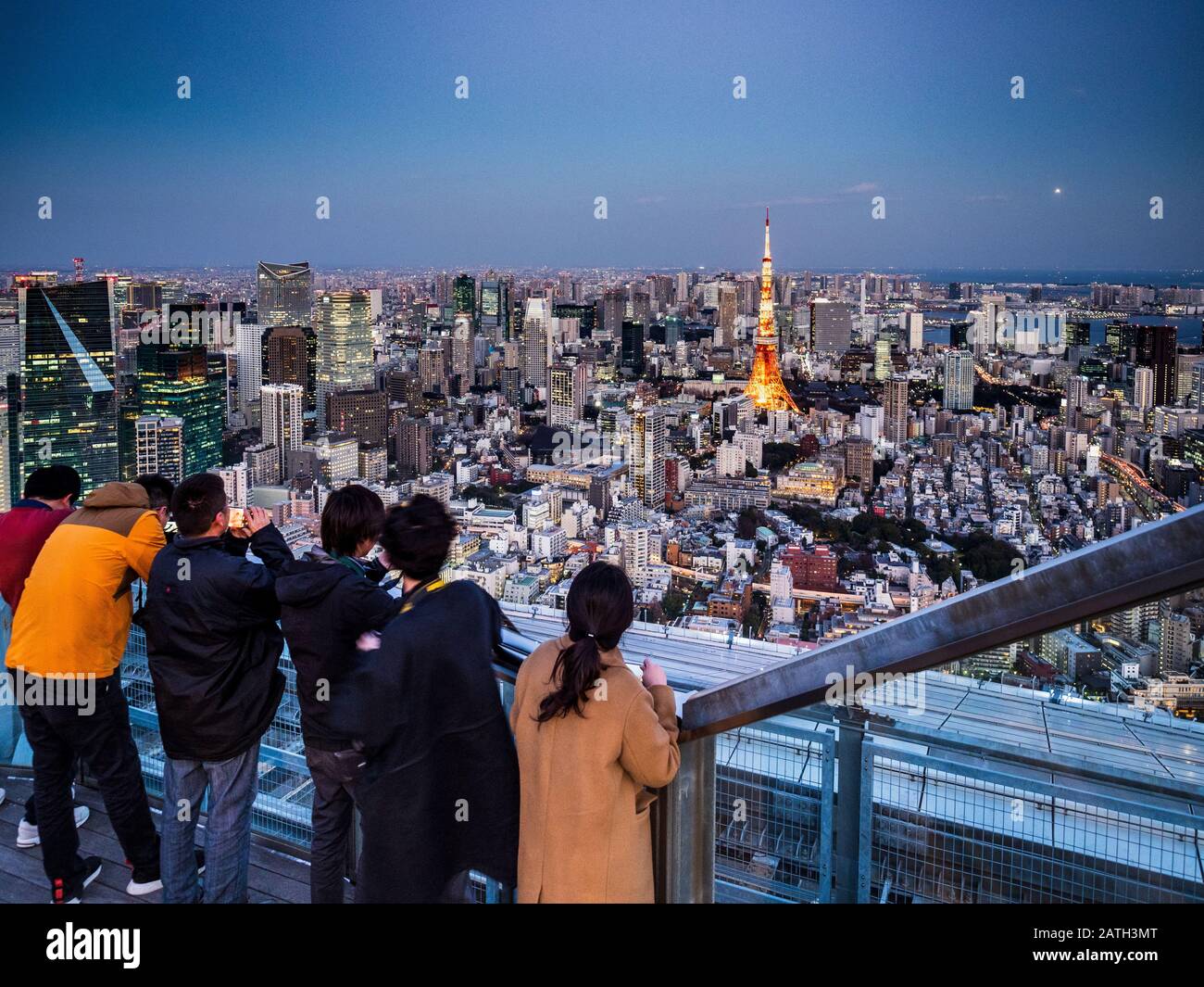Tokyo Tourists Tokyo Tourism - I Turisti Possono Ammirare La Tokyo Tower E La Greater Tokyo Dalla Piattaforma Di Osservazione Roppongi Hills Di Tokyo City View Foto Stock