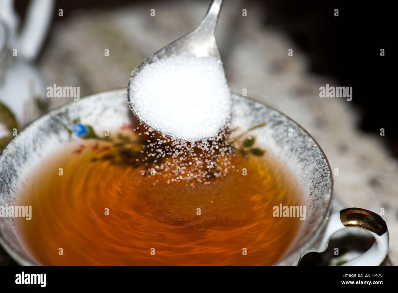 Tazza con tè e zucchero Foto Stock