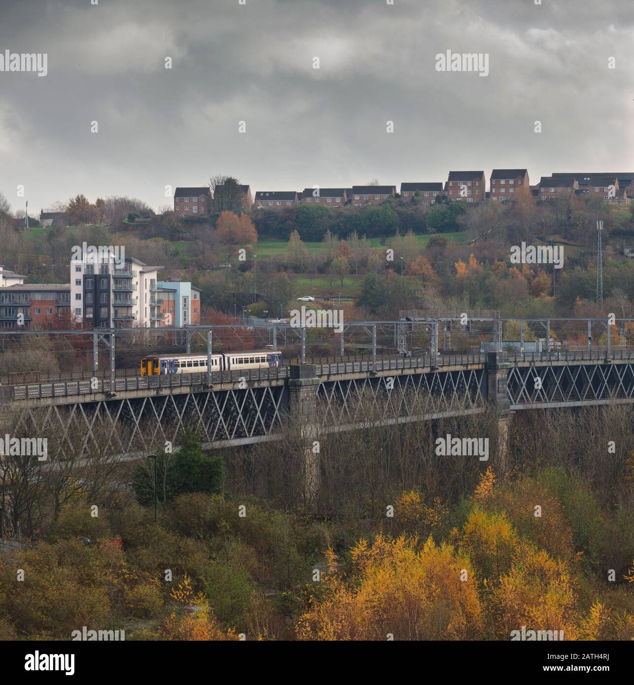 Arriva Northern rail classe 156 treno veloce che attraversa il King Edward Bridge, Newcastle Upon Tyne sulla linea principale della costa orientale Foto Stock