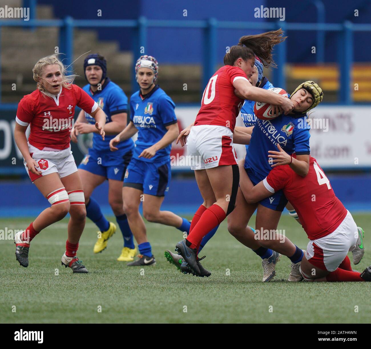 Robyn Wilkins (Galles) Affronta Beatrice Rigoni Durante Il Torneo Di Rugby Six Nations Di Cardiff Arms Park Cardiff, Regno Unito, Il 02 Febbraio 2020 Gr Foto Stock