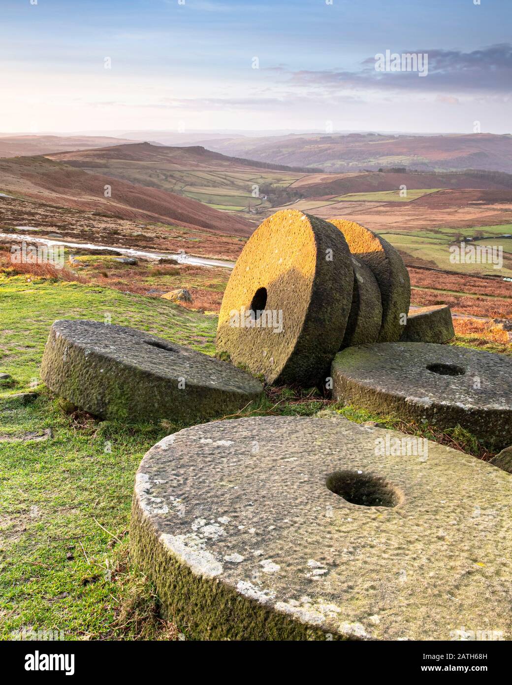 STANAGE EDGE, DERBYSHIRE, REGNO UNITO. 3 FEB 20: Macina a Stanage Edge durante l'alba. Hope Valley, Derbyshire, Regno Unito. 3 febbraio 2020. Foto Stock