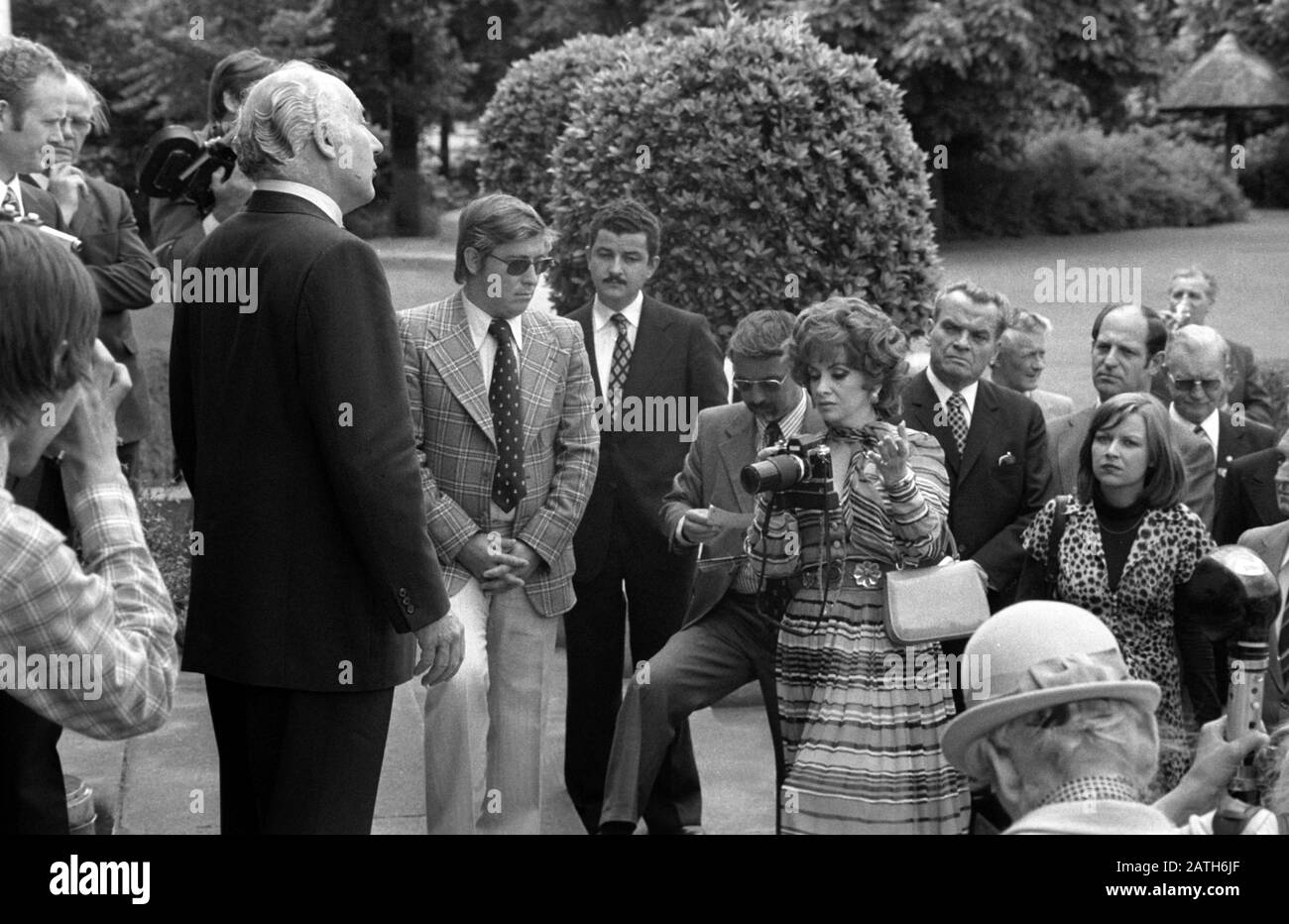 Il Presidente federale Walter Scheel (a sinistra nel profilo) è fotografato dall'attrice e fotografo italiano Gina Lollobrigida (M, con macchina fotografica) durante la sua ricezione. Sulla destra dietro il 'Gina Nazionale' il capo Berlinale Dr. Alfred Bauer l'azione. Accoglienza del Presidente federale Walter Scheel nel parco di Schloss Bellevue a Berlino il martedì (01.07.1975). Il Presidente federale ha soggiornato a Berlino per due giorni al 25th Festival Internazionale del Film di Berlino. | utilizzo in tutto il mondo Foto Stock