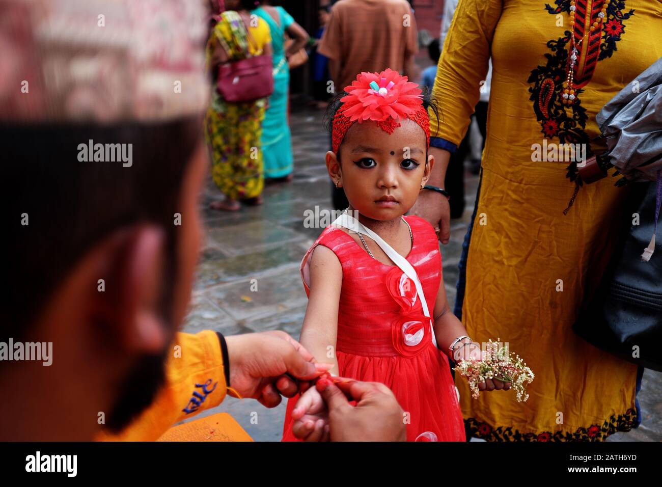 Piccolo bambino durante un festival in un piccolo villaggio nella valle di Kathmandu Foto Stock