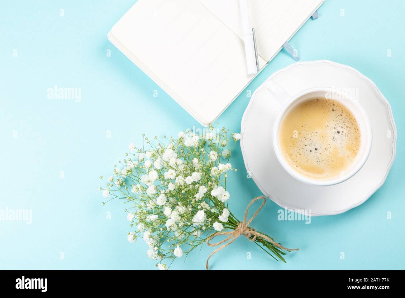 Buona mattina concetto - caffè, fiori, notebook Foto Stock