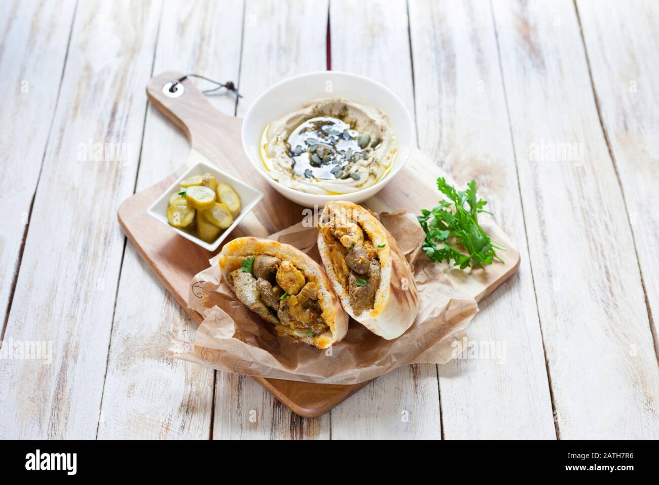 Jerusalem misto grill o Meorav Yerushalmi. Piatto di carne alla griglia. Si compone di cuore di pollo, milze e fegato mescolato con bit di agnello Foto Stock