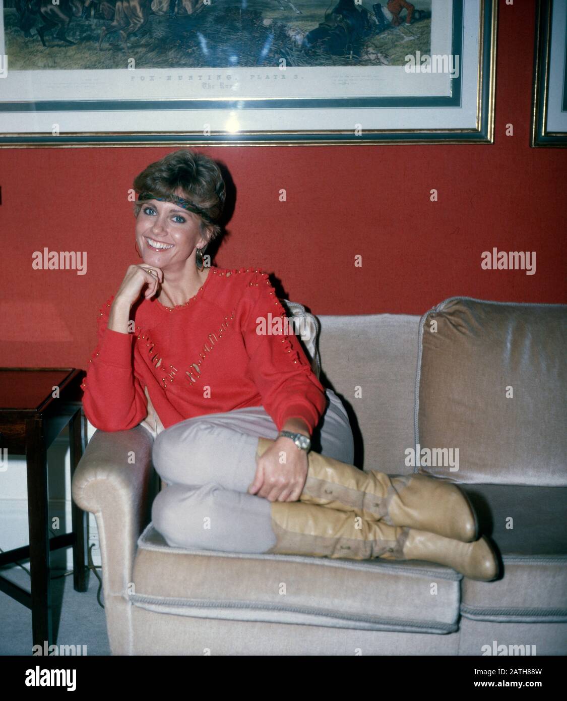 Die bretisch-australische Sängerin Olivia Newton-John positert für ein Foto a ihrem Wohnzimmer, Deutschland 1980. Il cantante britannico-australiano Olivia Newton-John è ritratto su una foto, Germania 1980. Foto Stock