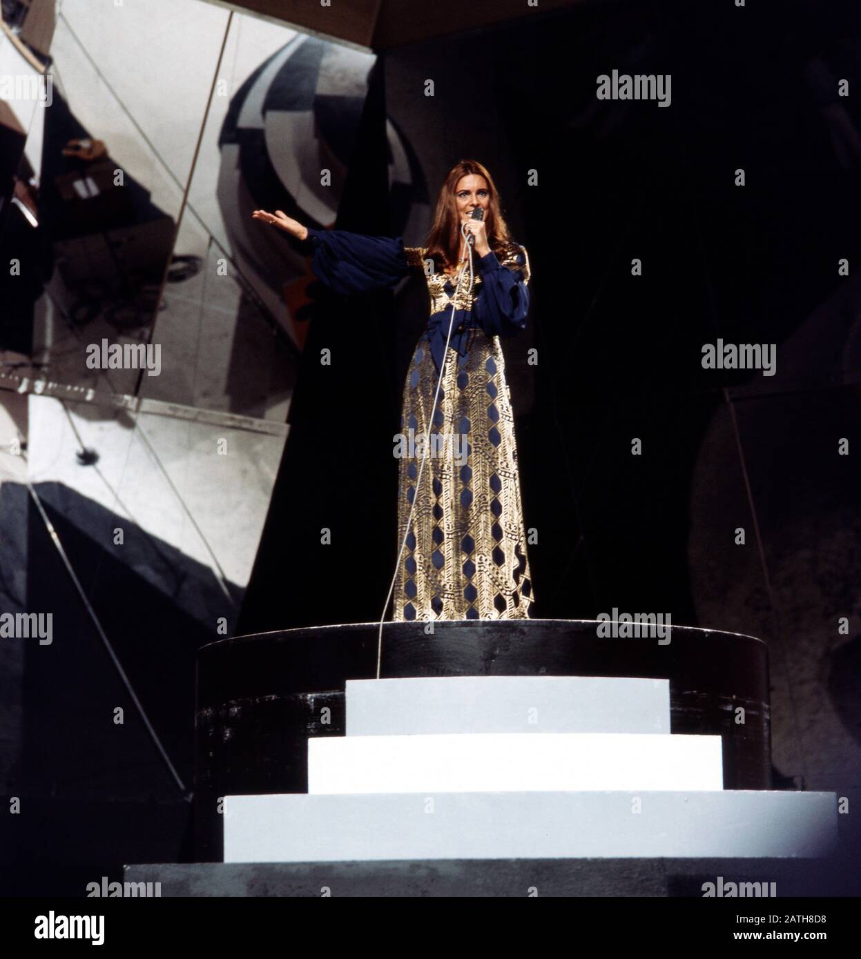 Die israelische Sängerin Daliah Lavi bei ihrem Aufritt zum Gala-Abend Pop, Musiksendung Deutschland 1971. La cantante israeliana Daliah Lavi durante la sua esecuzione alla serata di gala Pop, spettacolo musicale Germania 1971. Foto Stock