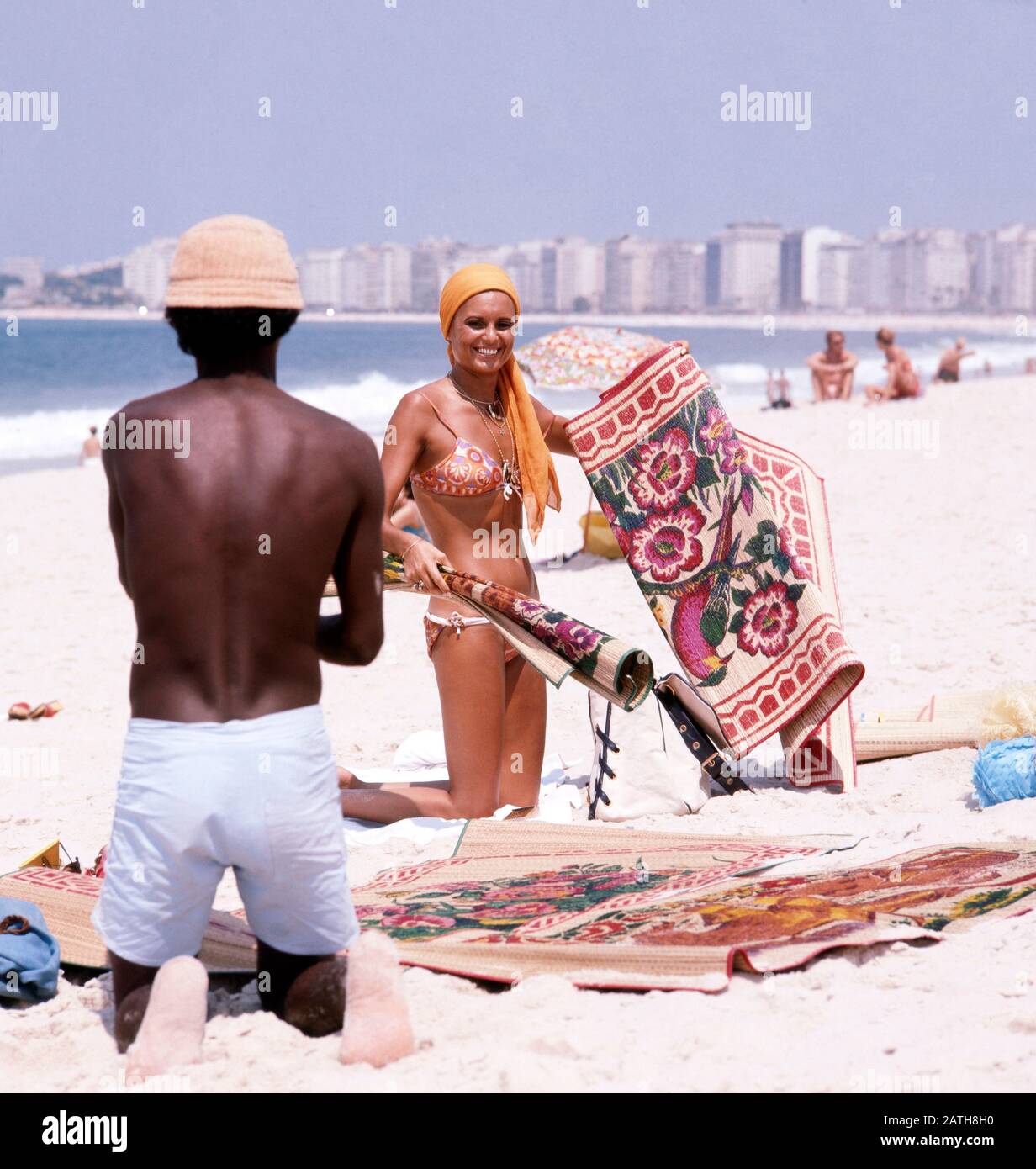 Die israelische Sängerin Daliah Lavi positert an der Copacabana, Rio de Janeiro Brasilien 1970. Il cantante israeliano Daliah Lavi si trova a Copacabana, Rio de Janeiro, Brasile 1970. Foto Stock