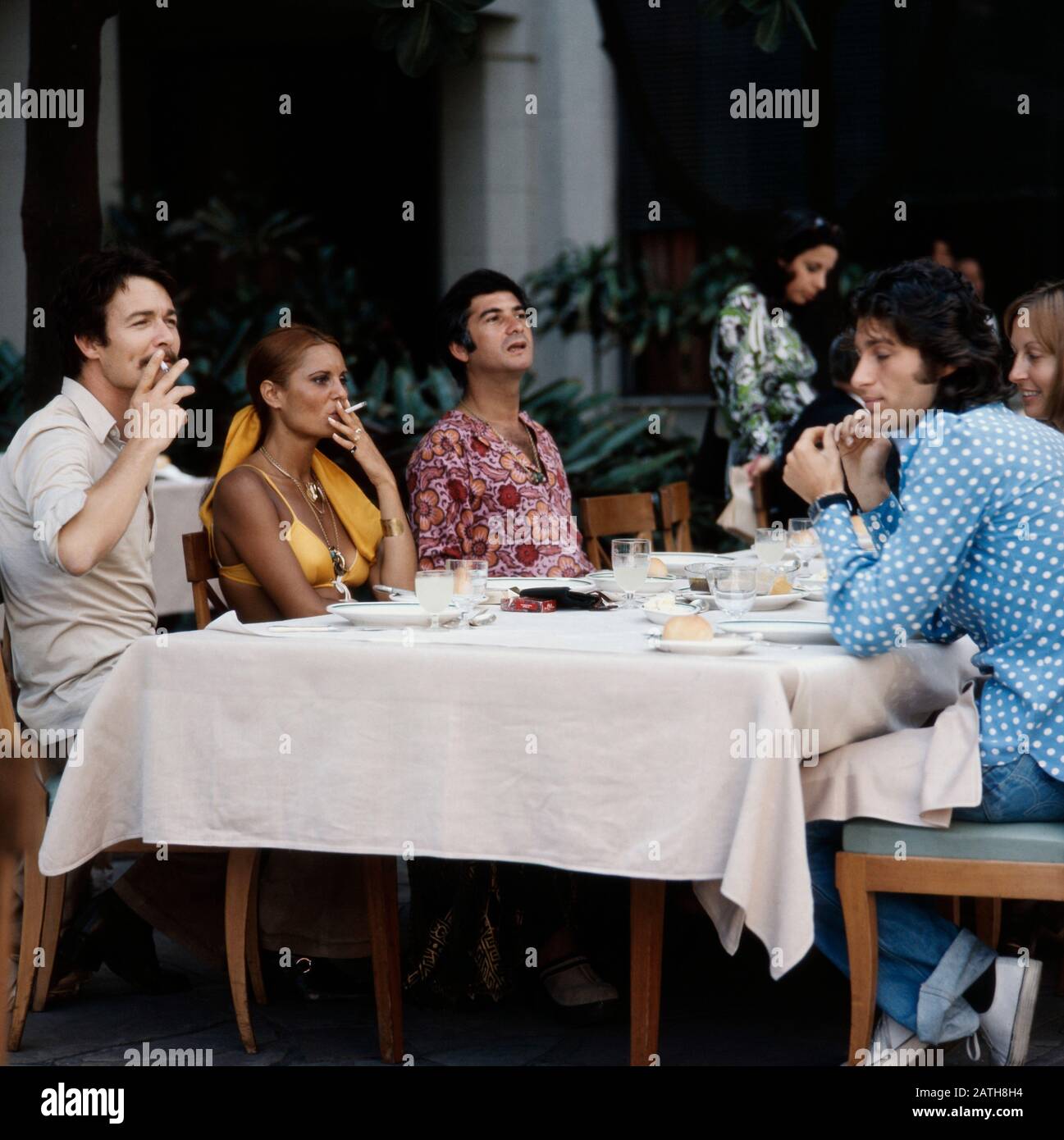 Die israelische Sängerin Daliah Lavi zusammen mit Freunden beim Frühstück, Rio de Janeiro Brasilien 1970. Il cantante israeliano Daliah Lavi insieme ad amici a colazione, Rio de Janeiro Brasile 1970. Foto Stock