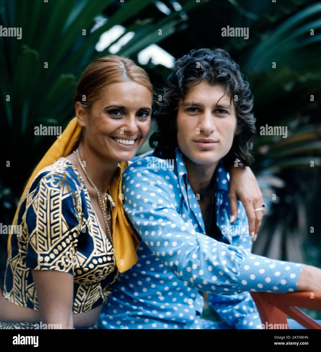 Die israelische Sängerin Daliah Lavi zusammen mit einem Freund, Rio de Janeiro Brasilien 1970. Il cantante israeliano Daliah Lavi insieme ad un amico, Rio de Janeiro, Brasile 1970. Foto Stock