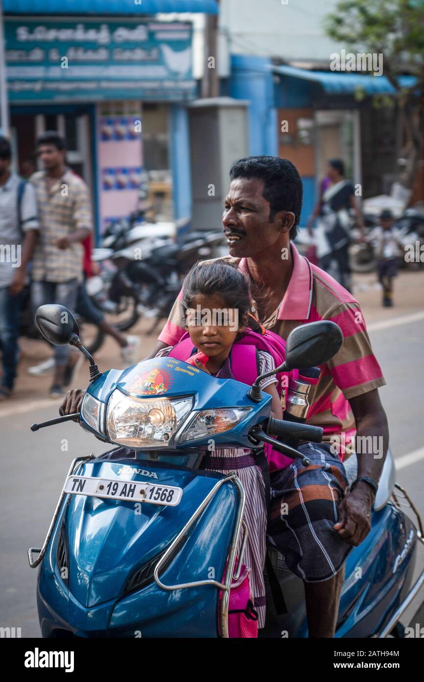 Vista dei motociclisti di motocicli e ciclomotori a Pondicherry. Da una serie di foto di viaggio nel sud dell'India. Data Della Foto: Martedì 7 Gennaio 2020. Foto: Foto Stock