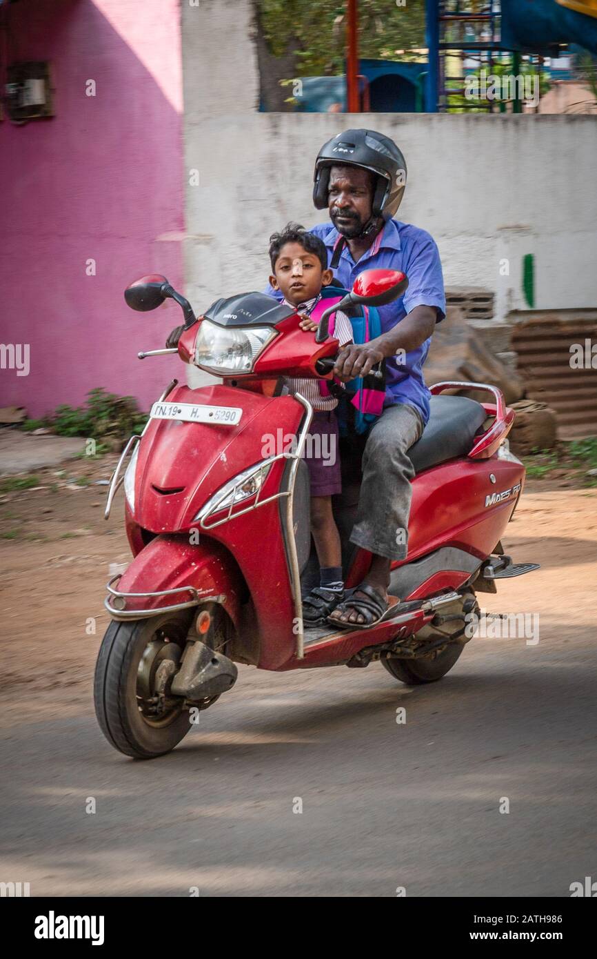 Vista dei motociclisti di motocicli e ciclomotori a Pondicherry. Da una serie di foto di viaggio nel sud dell'India. Data Della Foto: Martedì 7 Gennaio 2020. Foto: Foto Stock