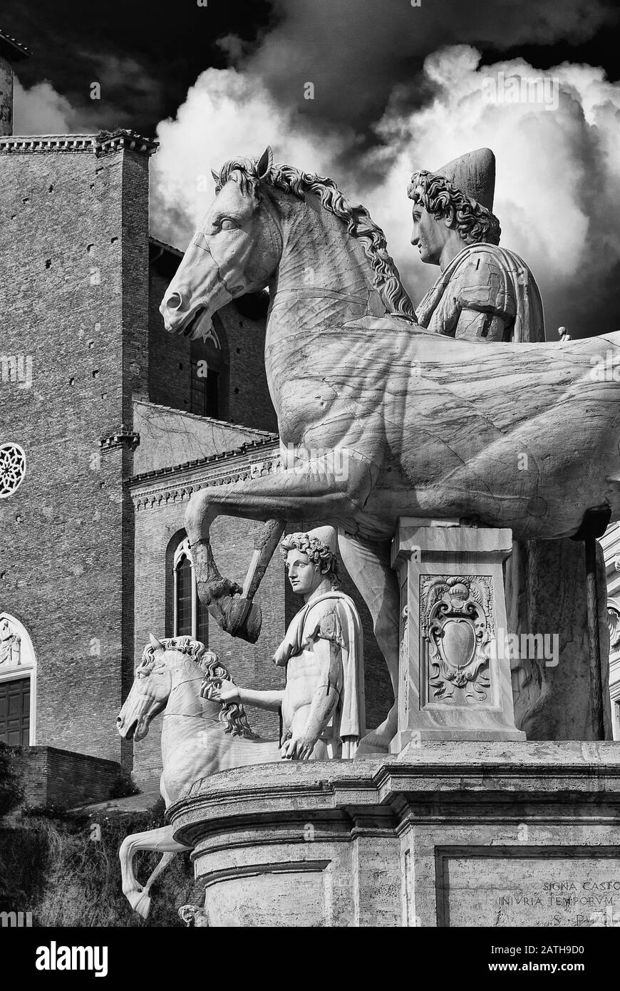 Le antiche statue romane del Campidoglio dei due Dioscuri nel centro di Roma, risalenti al 1st secolo a.C. (bianco e nero) Foto Stock