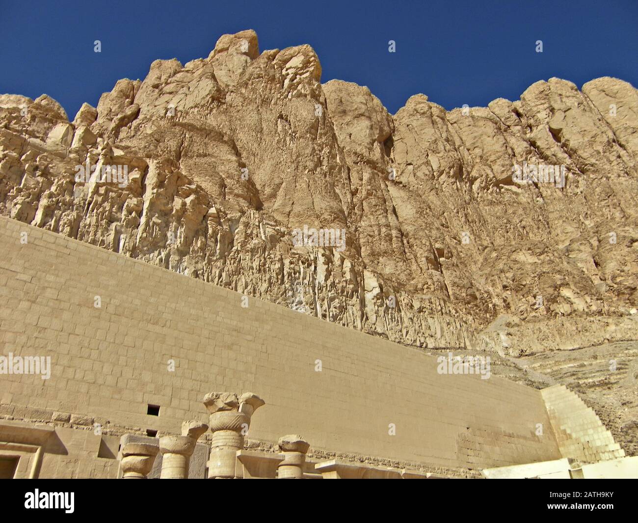 Scogliere sul Tempio mortuario di Hatshepsut, Egitto Foto Stock