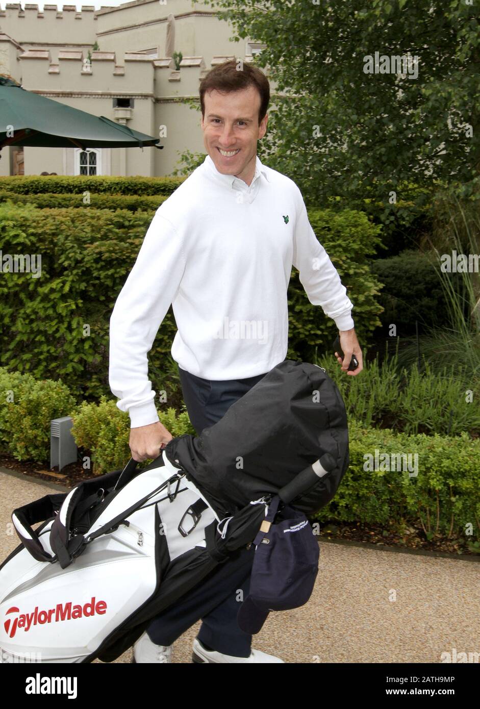 Anton du Beke, ballerino della sala da ballo 'Strictly Come Dancing', si tiene all'evento di beneficenza 'Golf with the Stars' tenutosi al Wentworth Golf Club, Surrey, Inghilterra. Foto Stock