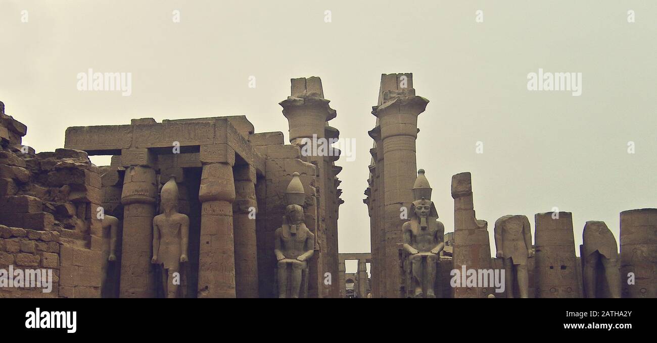 Il Cortile Grande Di Ramses Ii, Tempio Di Luxor, Egitto Foto Stock