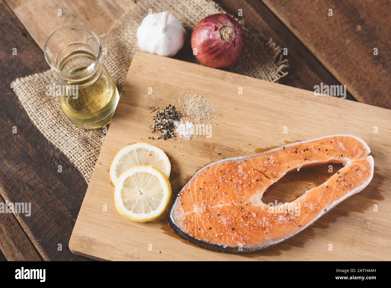 Salmone fresco crudo su un tagliere di legno. Concetto di menù dietetico e ingrediente di cucina Foto Stock