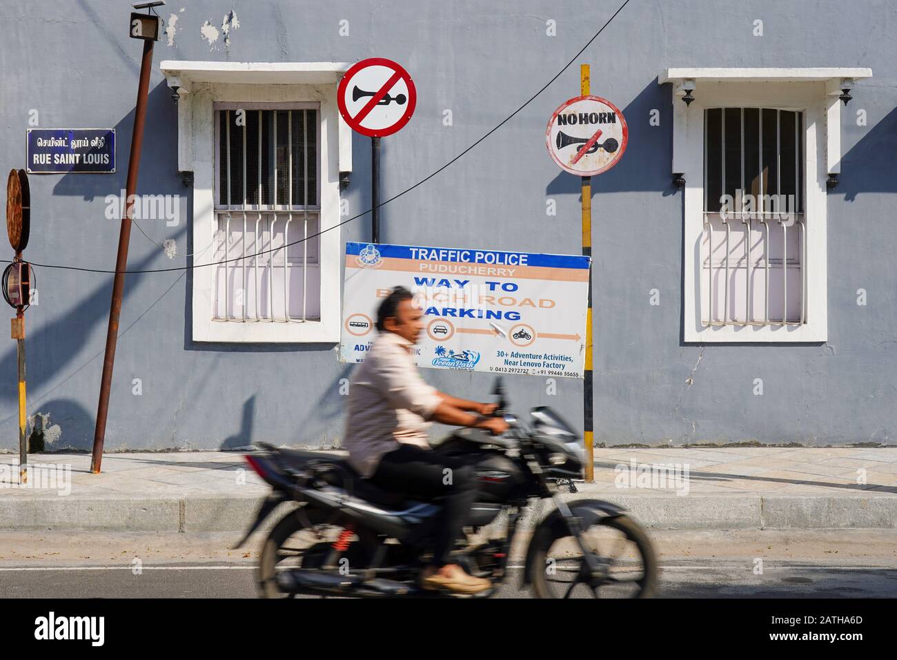 Vista dei motociclisti di motocicli e ciclomotori a Pondicherry. Da una serie di foto di viaggio nel sud dell'India. Data Della Foto: Mercoledì 8 Gennaio 2020. Foto Foto Stock