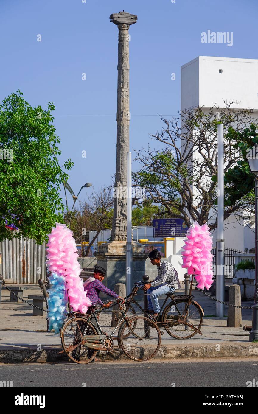 Venditori ambulanti a Pondicherry. Da una serie di foto di viaggio nel sud dell'India. Data Della Foto: Mercoledì 8 Gennaio 2020. Foto: Roger Garfield/Alamy Foto Stock