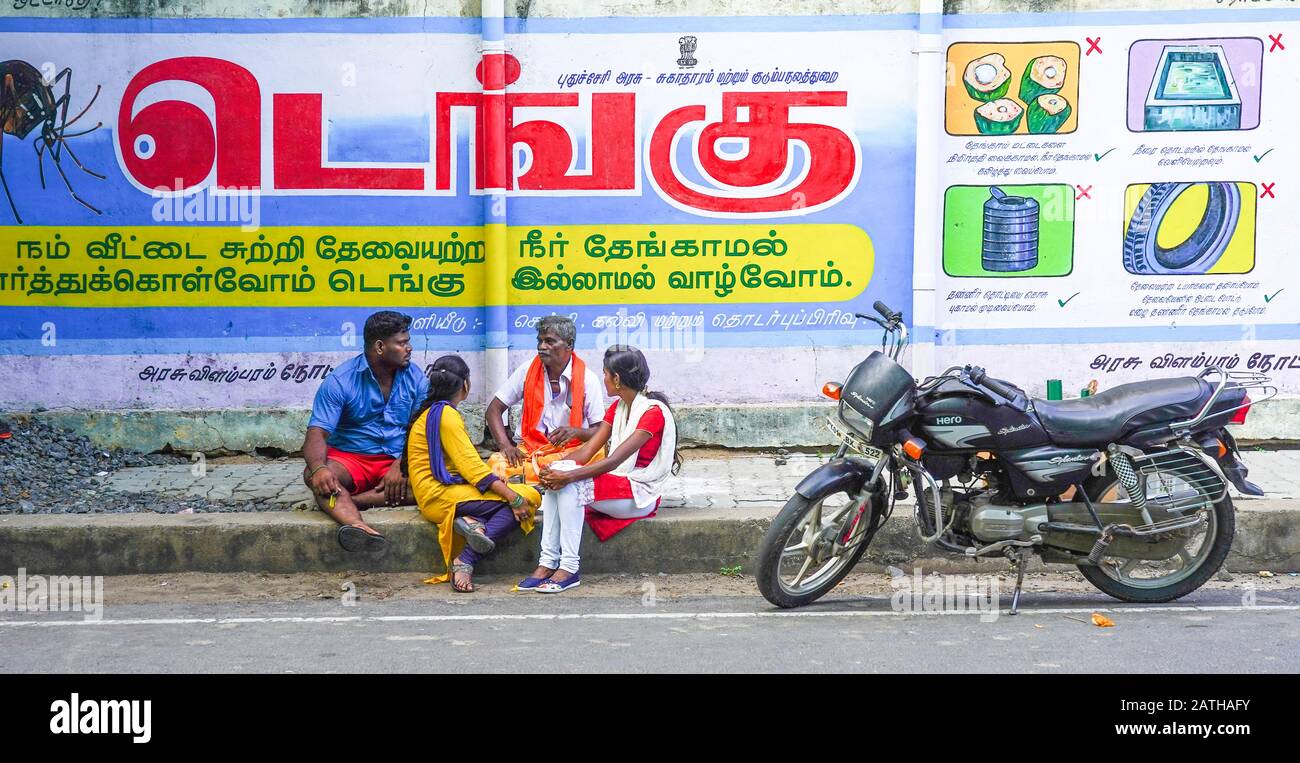 Locali a Pondicherry. Da una serie di foto di viaggio nel sud dell'India. Data Della Foto: Mercoledì 8 Gennaio 2020. Foto: Roger Garfield/Alamy Foto Stock