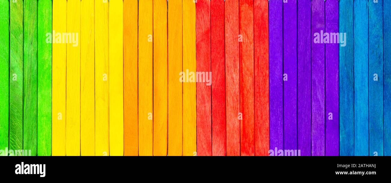 Banner con coloratissimi pickers in legno, spettro concettuale, panoply e cromati, motivo sfondo Foto Stock