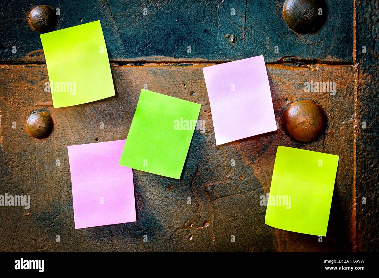 bacheca metallica con carta colorata, copyspace Foto Stock