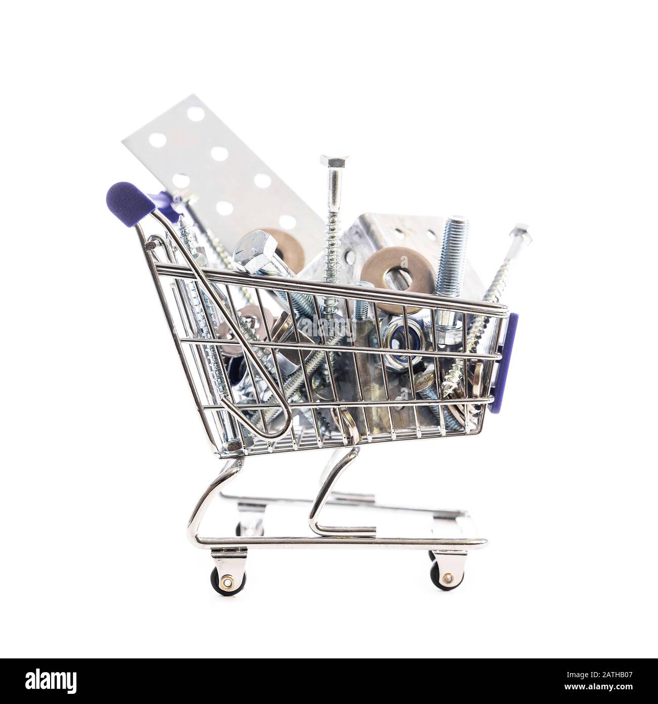 carrello o carrello shopping pieno di metallo e ferro hardware per la creazione, concept online shopping alimentari o centro commerciale Foto Stock