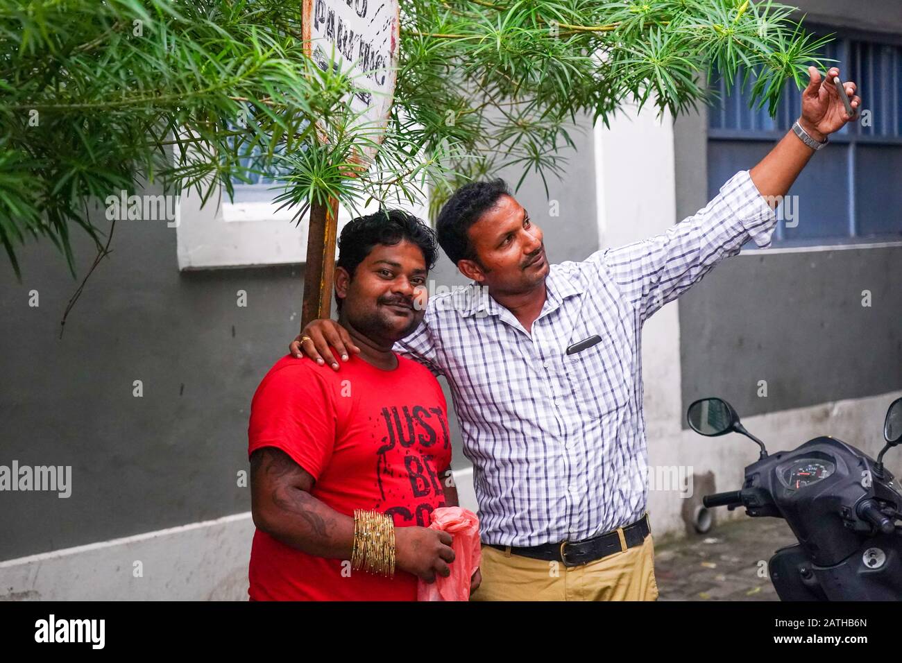 La gente del posto prende un selfie a Pondicherry. Da una serie di foto di viaggio nel sud dell'India. Data Della Foto: Mercoledì 8 Gennaio 2020. Foto: Roger Garfield/Al Foto Stock